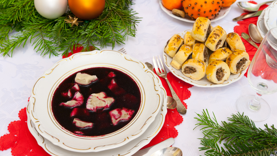 Barszcz czerwony i paszteciki z kapustą